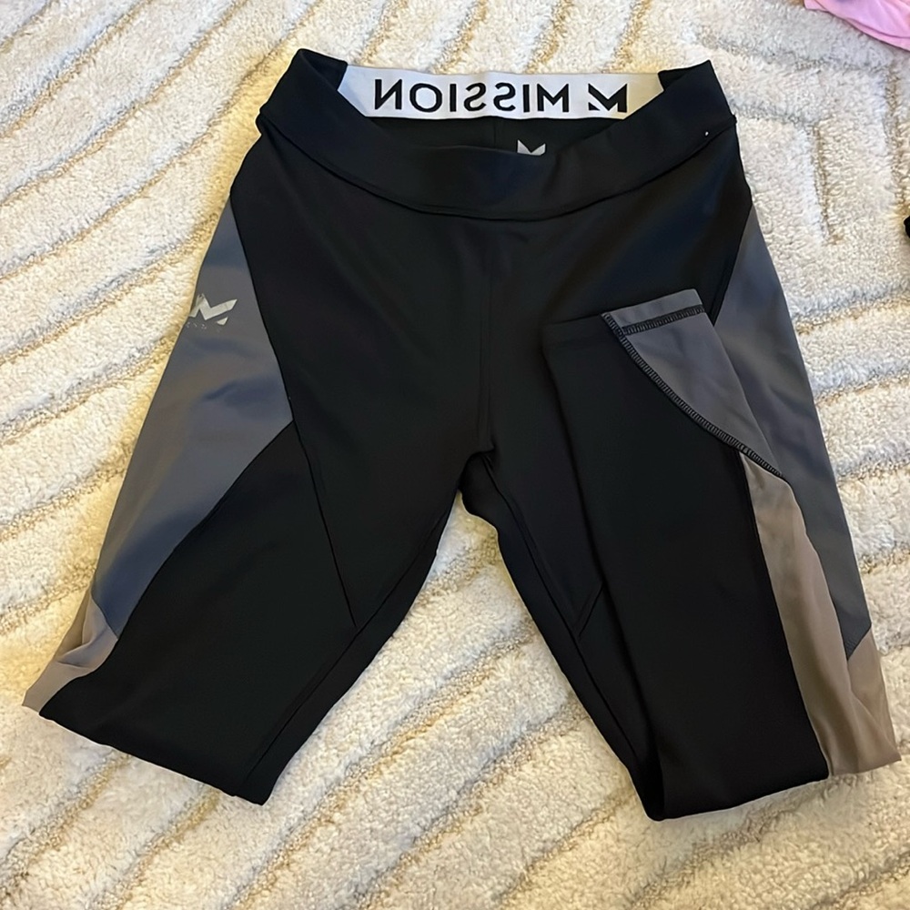 Mission vapor-active athletic capris